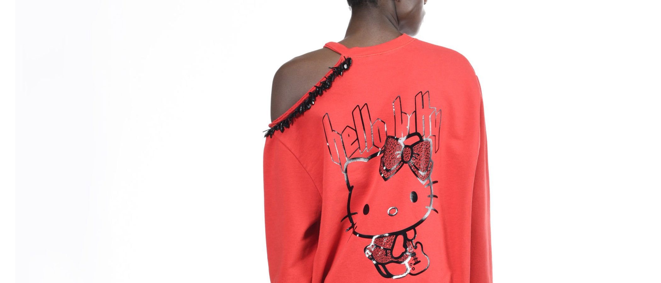 Encaje, pedrería y lentejuelas en la colección que Hello Kitty protagoniza para Pinko