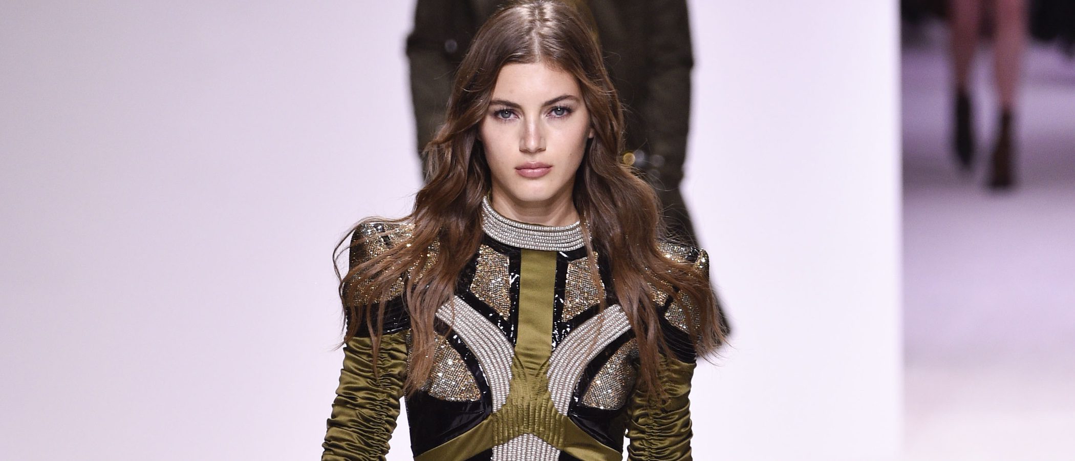 Los brillos protagonizan el desfile de Alta Costura de Balmain otoño/invierno 2018/2019