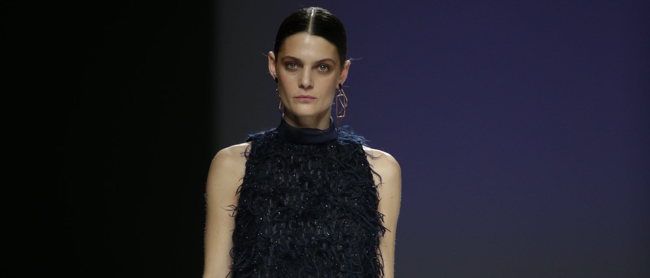 Las líneas minimalistas de Ángel Schlesser inundan la pasarela de la Madrid Fashion Week