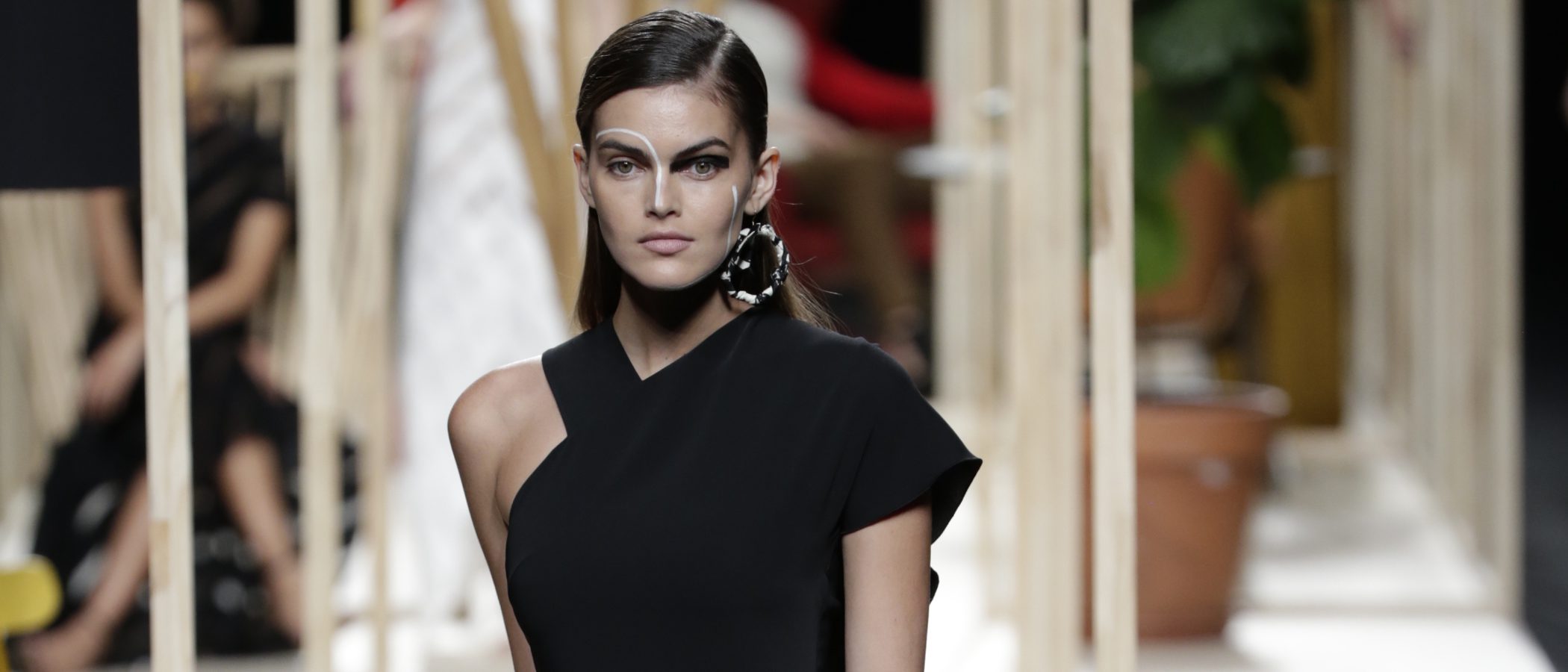 Una propuesta arriesgada y reivindicativa se sube a la Madrid Fashion Week con Juanjo Oliva