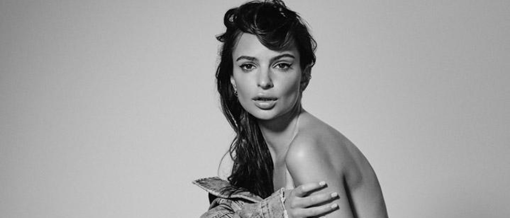 Emily Ratajkowski en topless en una nueva campaña para Denim DL1961