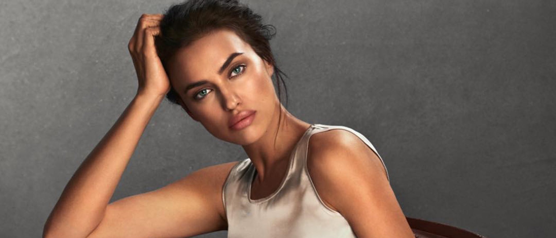 Irina Shayk posa por primera vez para Intimissimi después de dar a luz