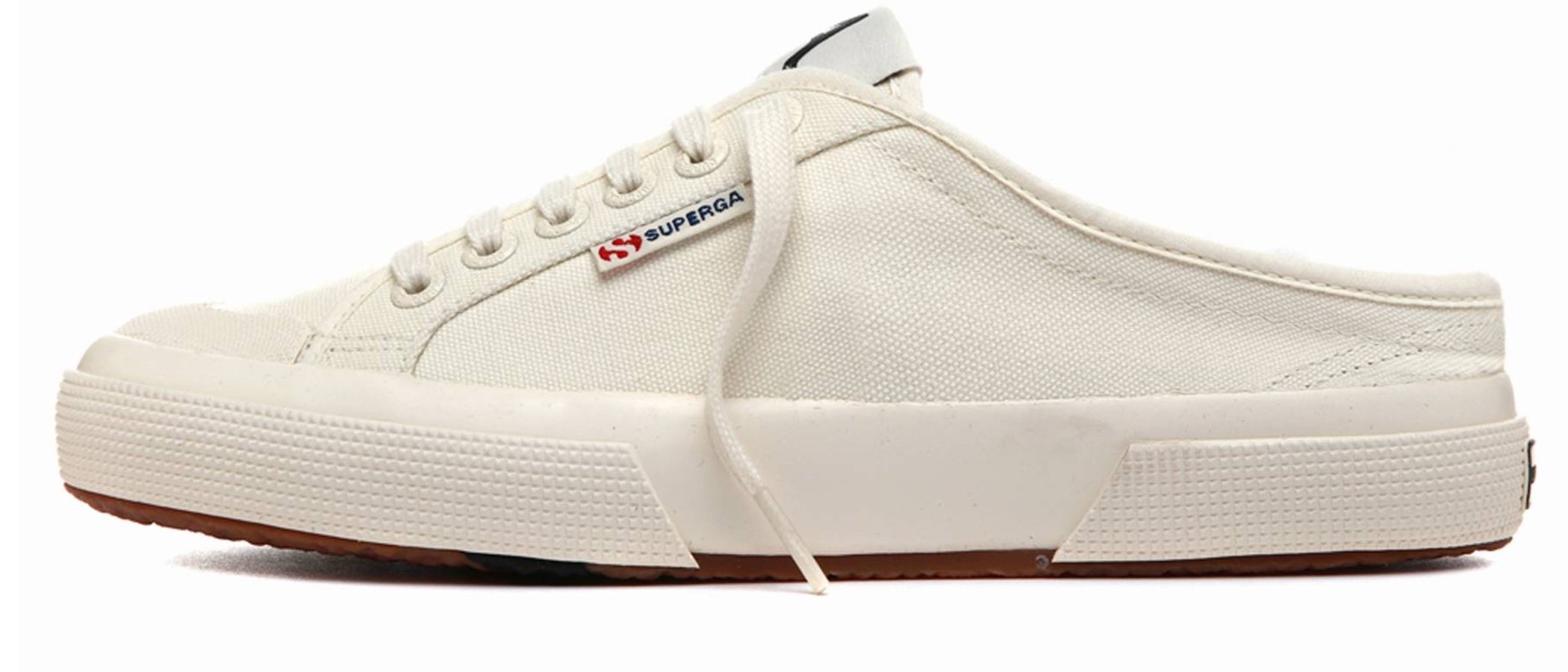 Alexa Chung se convierte en embajadora de Superga y presentan 3 diseños atemporales