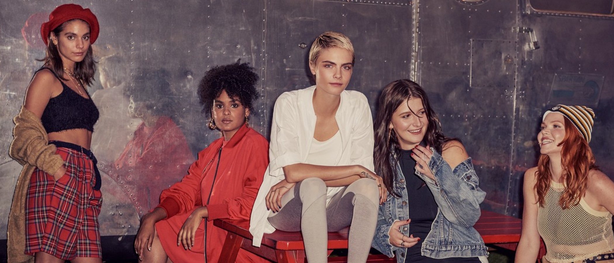Cara Delevingne presenta las nuevas zapatillas de Puma 'Suede Bow'