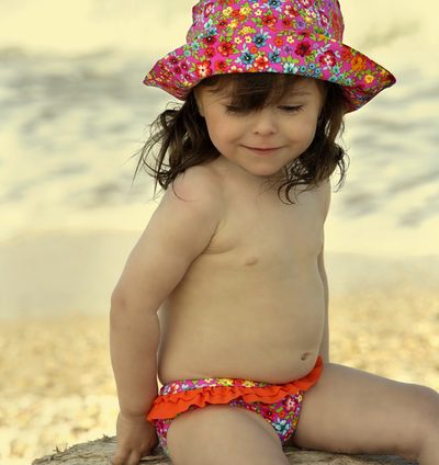 Topos, flores, lazos y volantes en la colección infantil de baño verano 2012 de Dolores Cortés