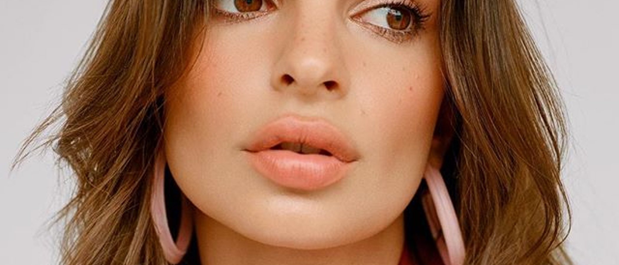Emily Ratajkowski protagoniza la nueva colección de Alison Lou