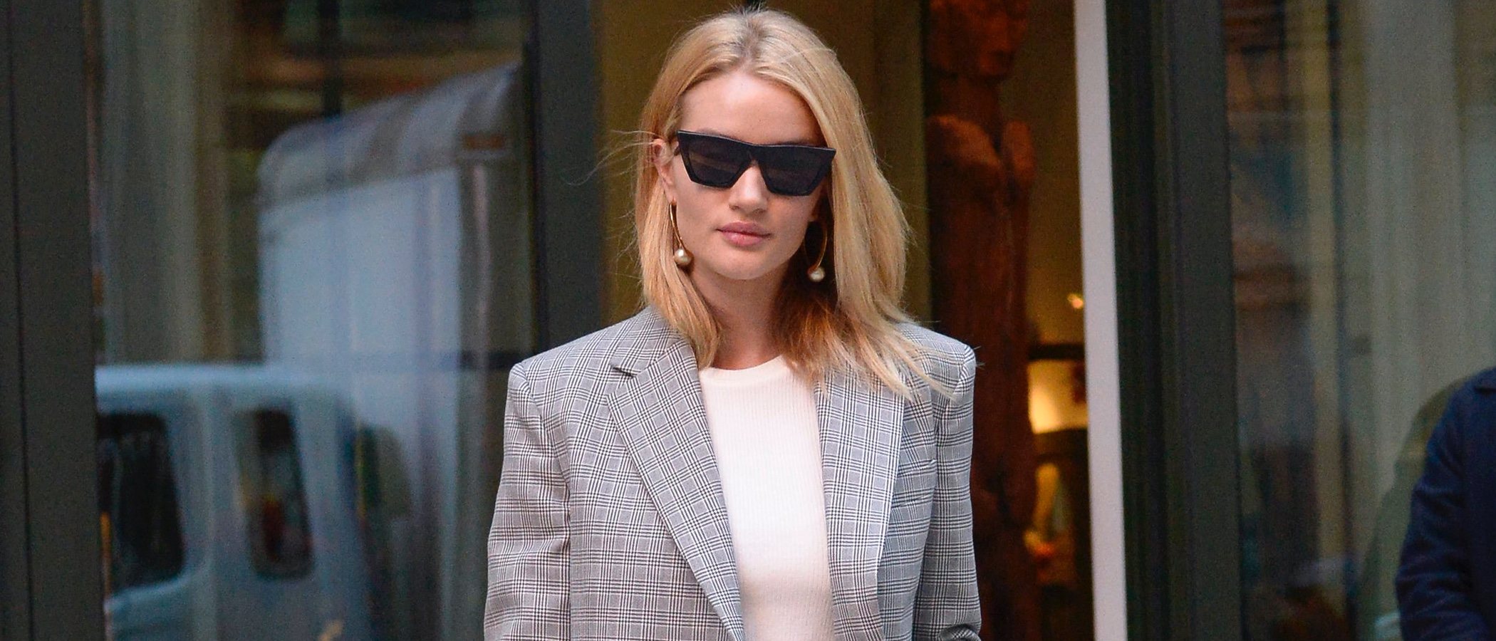 El look de tendencia de Rosie Huntington-Whiteley convertido en low cost. ¡Atrévete a copiarlo!