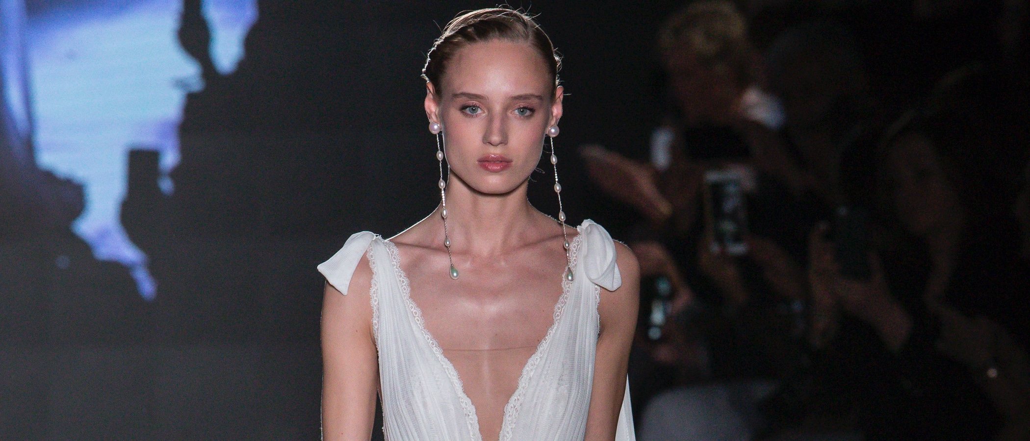 La sencillez inunda la Barcelona Bridal Fashion Week 2018 con el desfile de Rosa Clará
