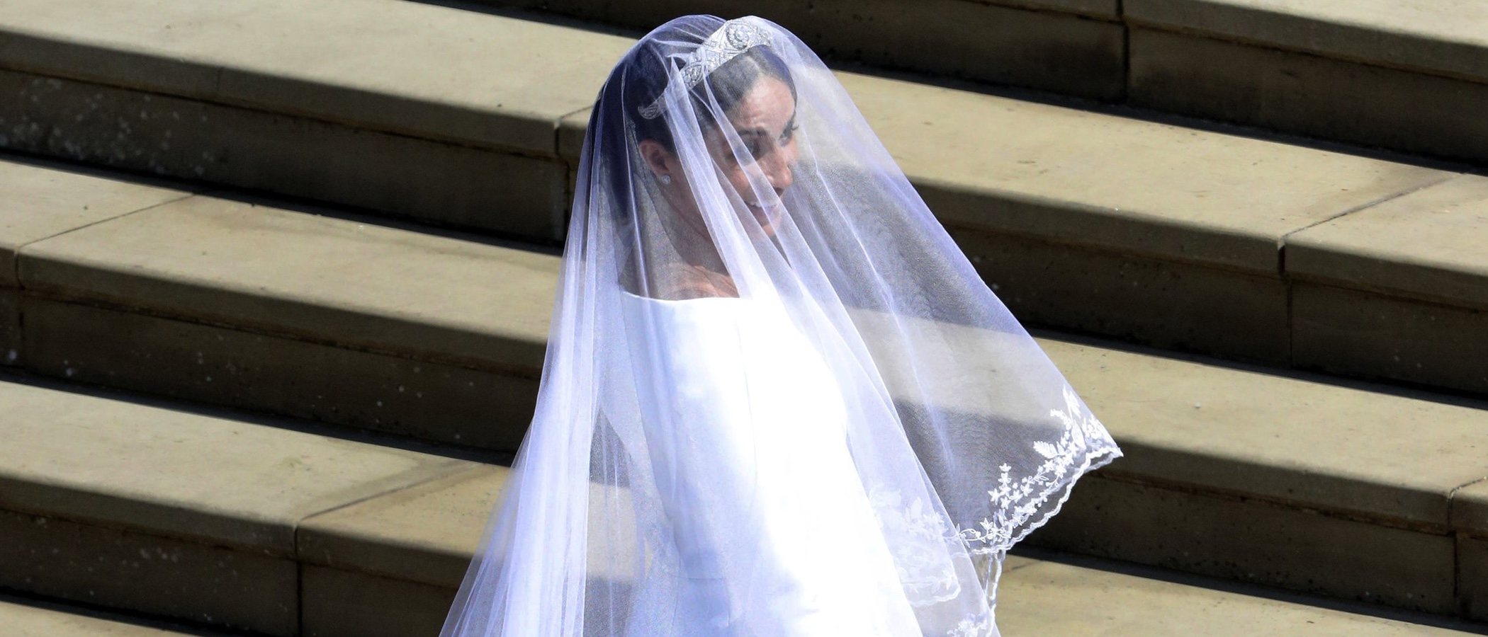 Diseñado por una mujer y muy sofisticado: Así ha sido el vestido de novia de Meghan Markle