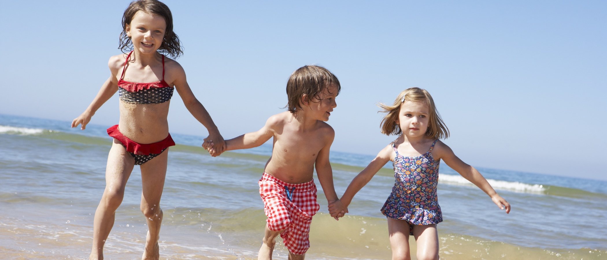 Cómo vestir a los niños contra el calor en verano