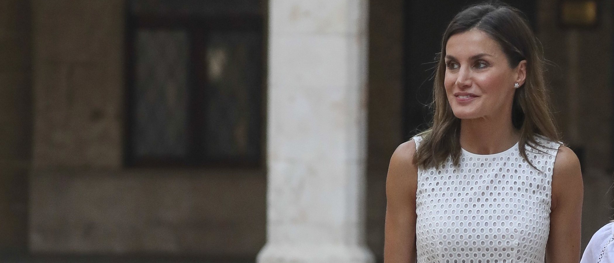 La Reina Letizia sorprende con un vestido veraniego en el tradicional posado familiar en Palma de Mallorca
