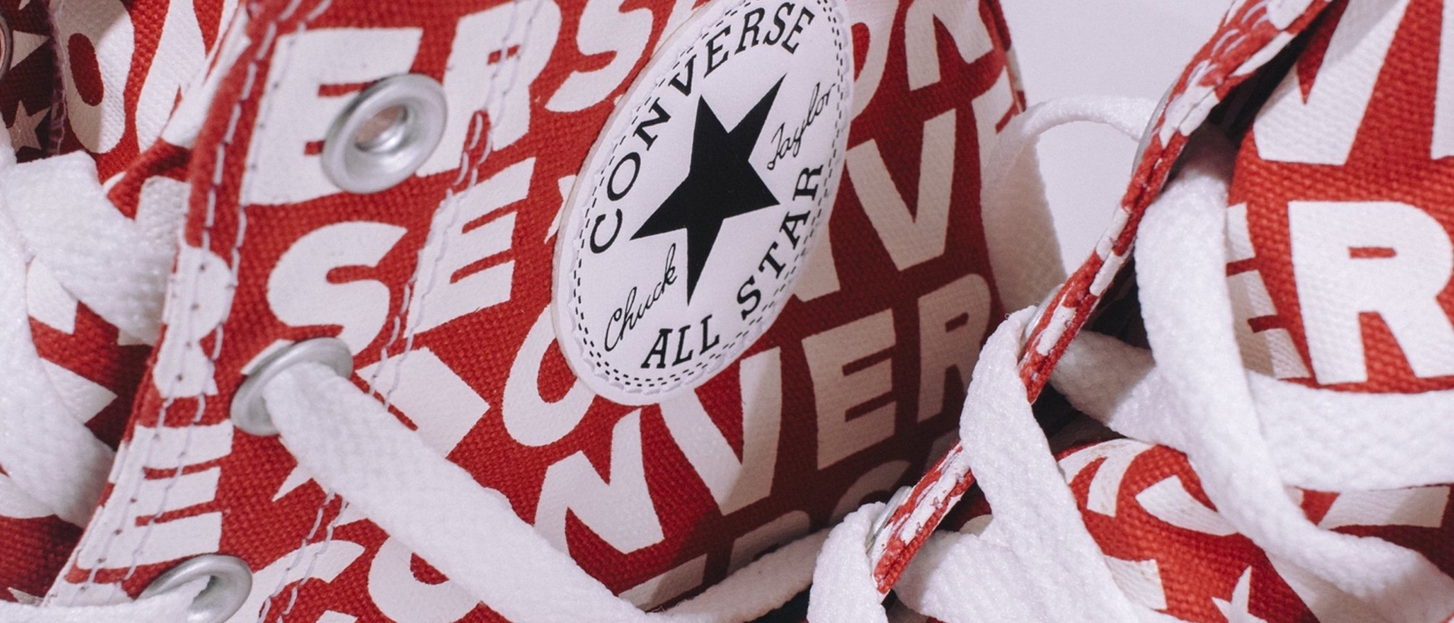 Bershka reinventa el clásico modelo de Converse en su nueva colección cápsula