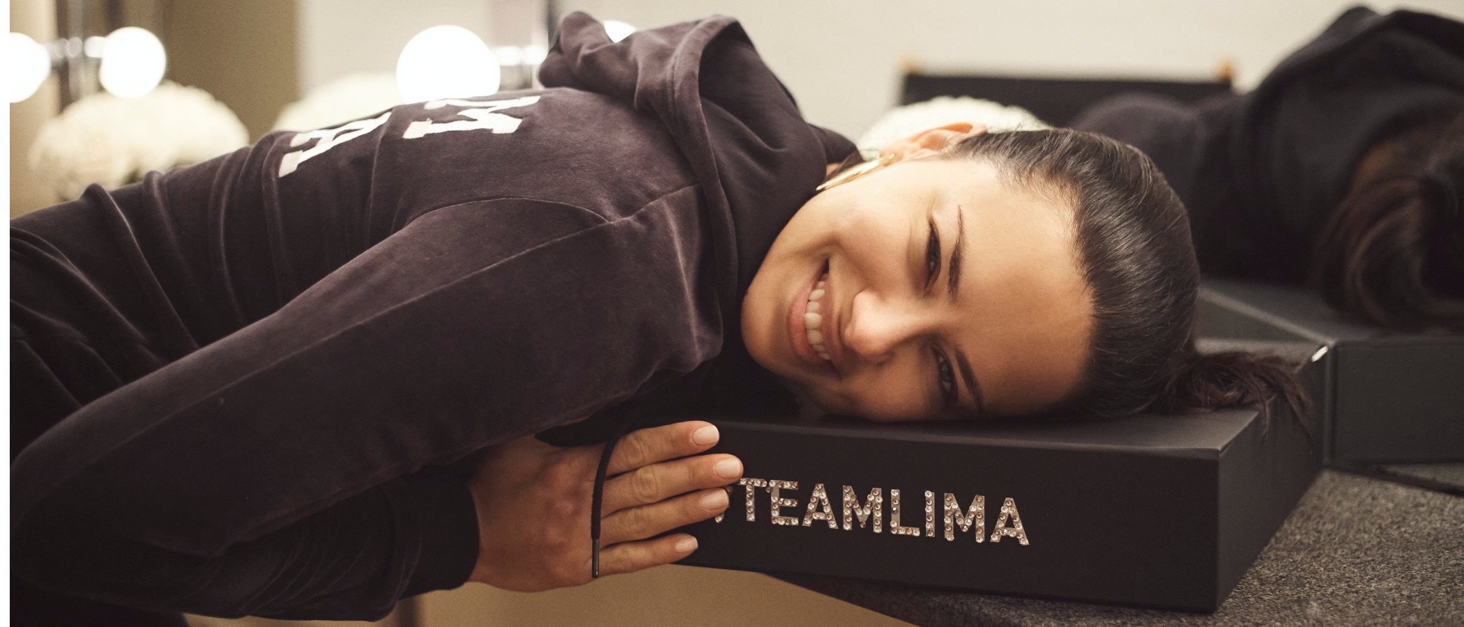 Puma presenta a Adriana Lima como su nueva embajadora
