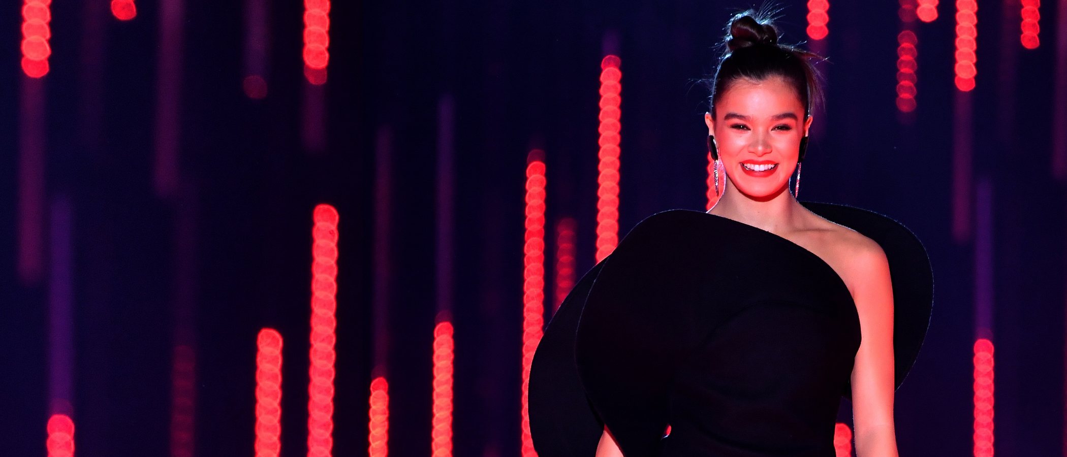 Los 9 looks de Hailee Steinfeld para presentar los MTV EMAs 2018