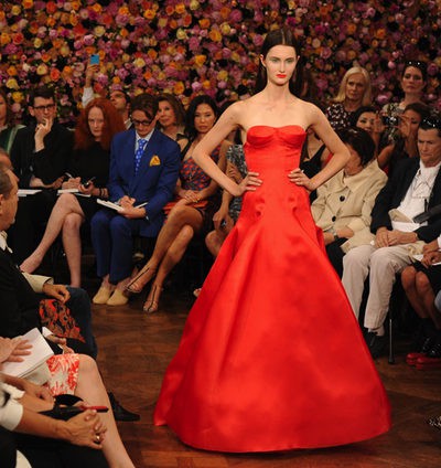 Christian Dior sube a la pasarela de la Alta Costura de París líneas femeninas y románticas flores