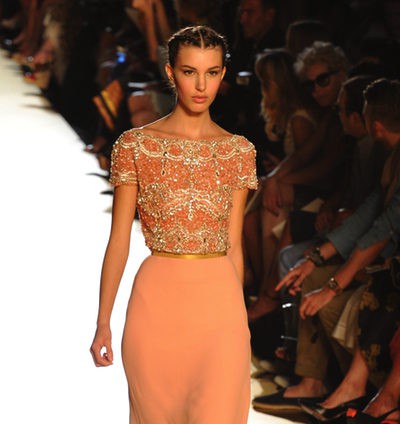 Elie Saab celebra su aniversario con exquistos diseños en la Pasarela de la Alta Costura de París