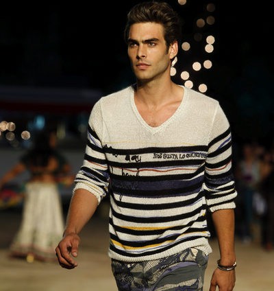 Clara Alonso y Jon Kortajarena desfilan para Desigual en la pasarela 080 de Barcelona