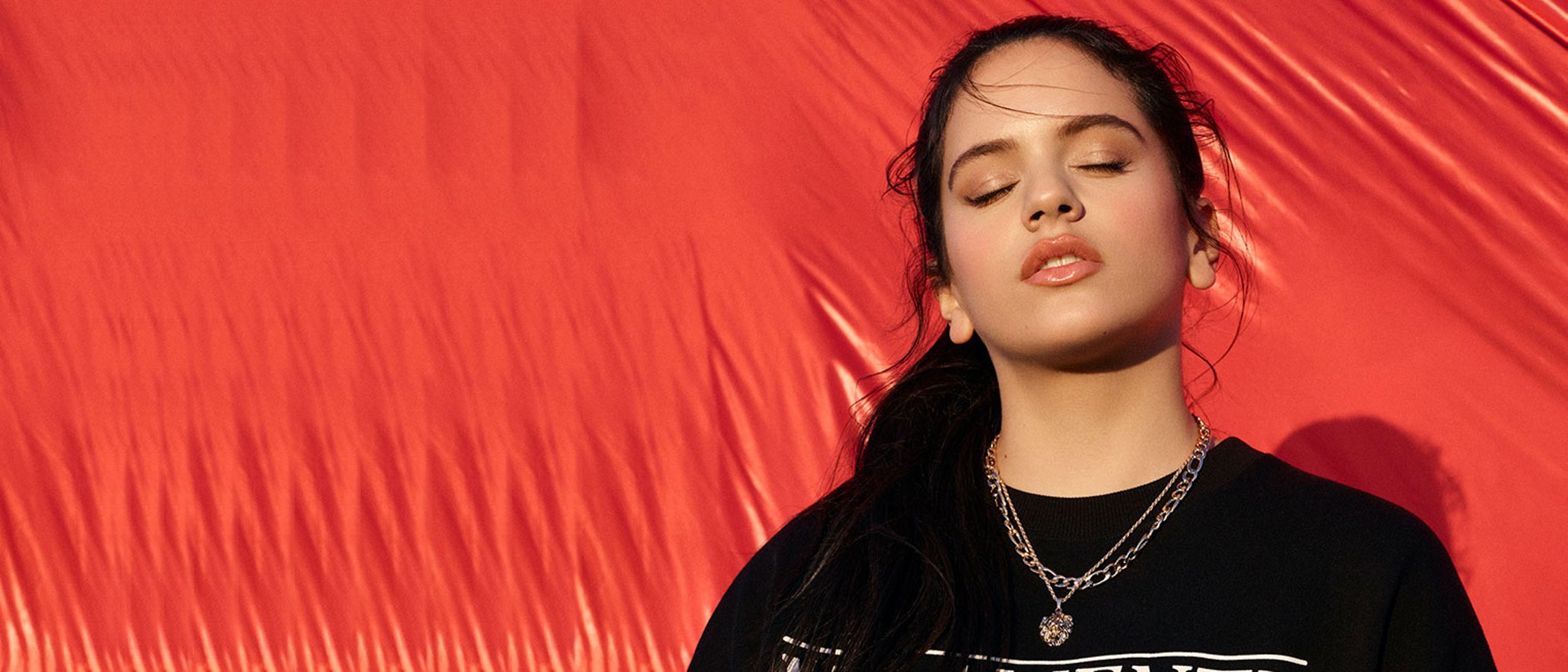 Así es la colección íntegra de Rosalía para Pull and Bear: chandal, 'tra tra' y 'malamente'