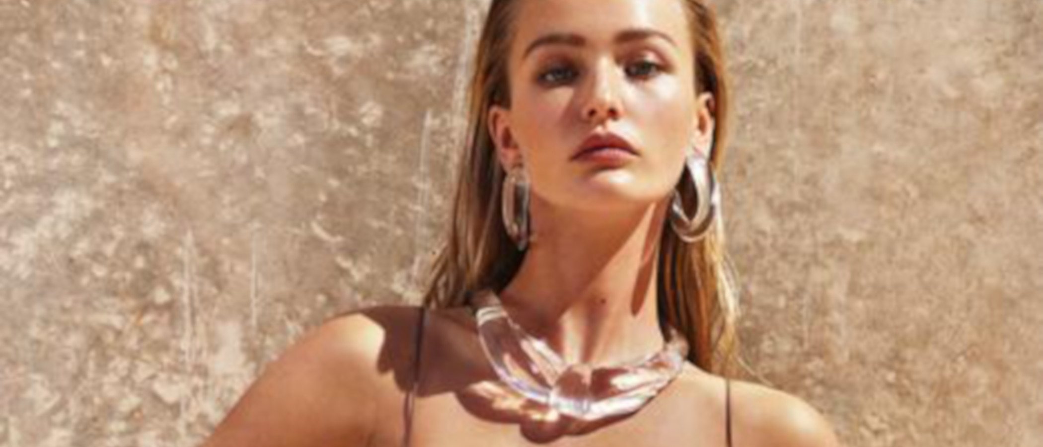 Escotes rectos y talle alto, Candice Swanepoel presenta su colección de bañadores resort 2019