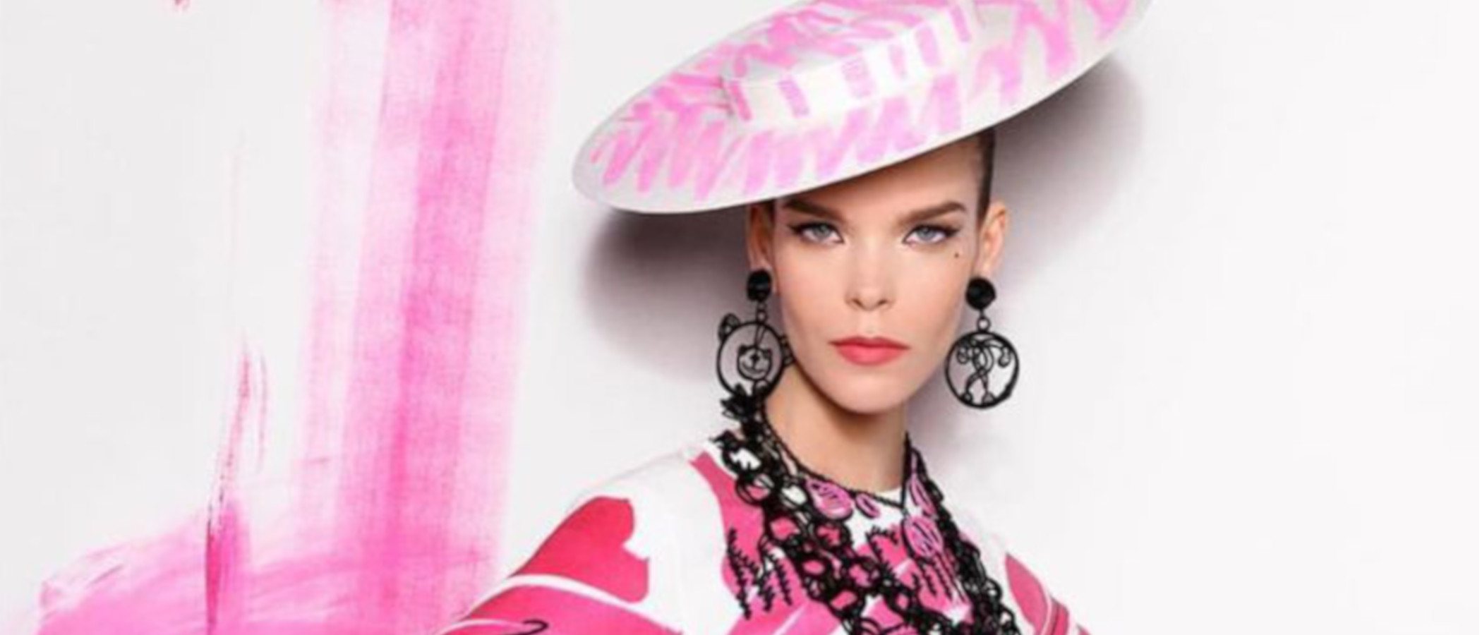 Moschino mezcla el estilo clásico con el vanguardismo en su colección primavera 2019