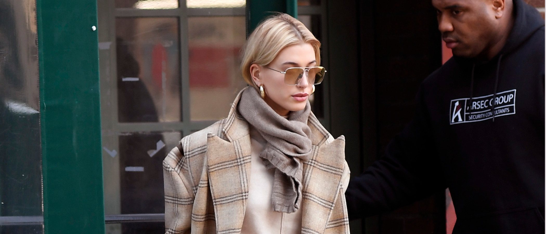 El look más original de Hailey Baldwin convertido en low cost. ¡Atrévete a copiarlo!