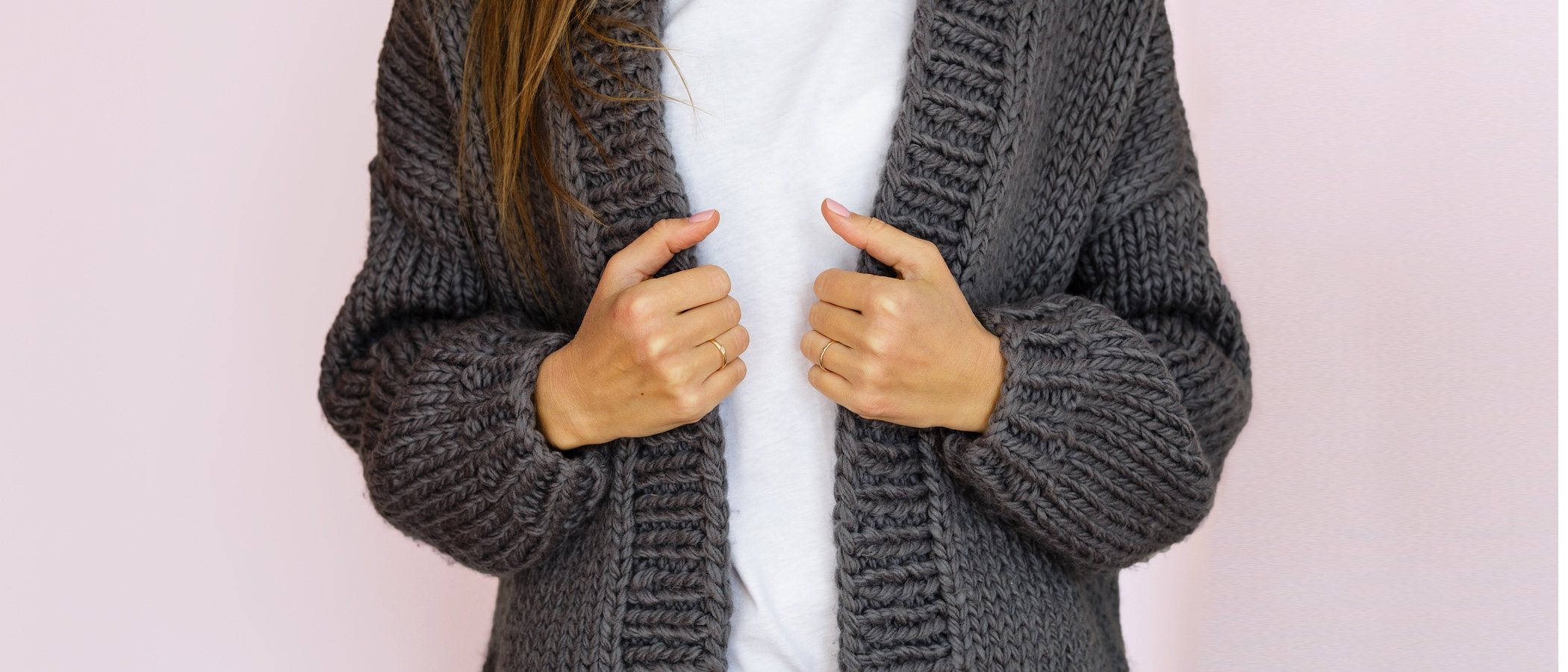 Cárdigans o chaquetas de abuela: así es como hay que llevarlas ahora
