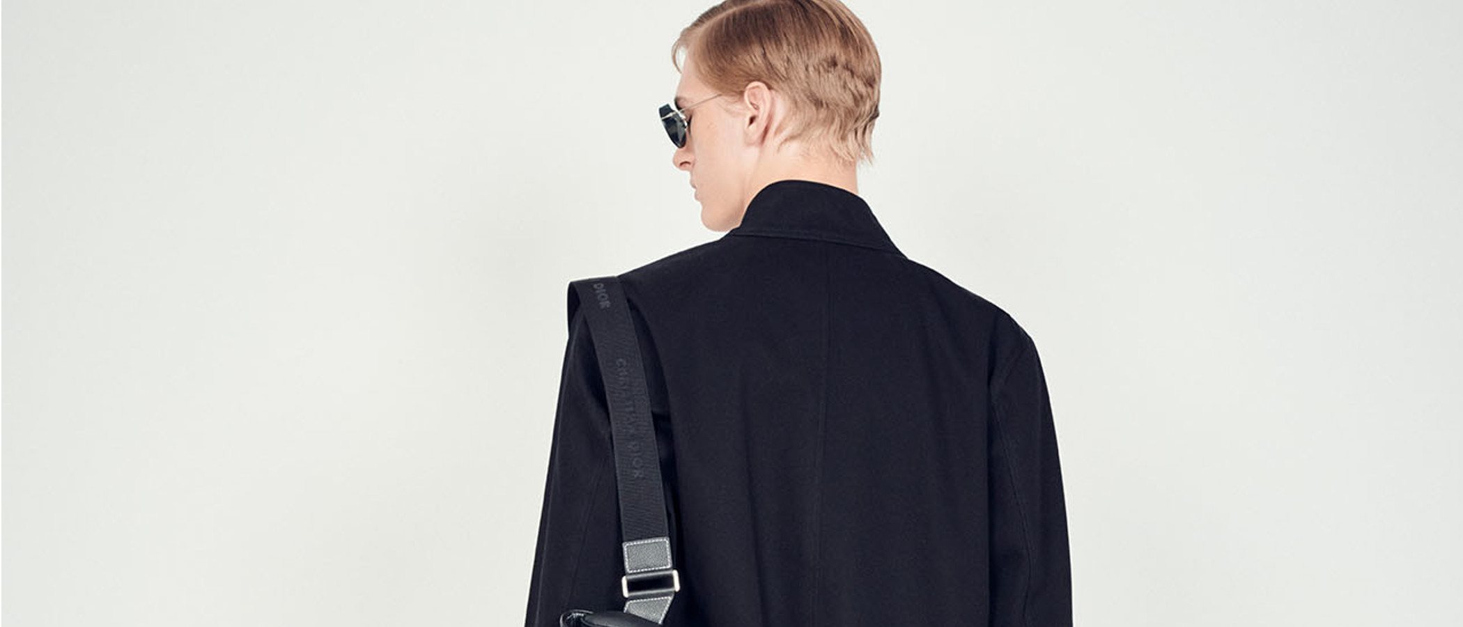 Dior reinventa en versión masculina un modelo de bolso de los más populares