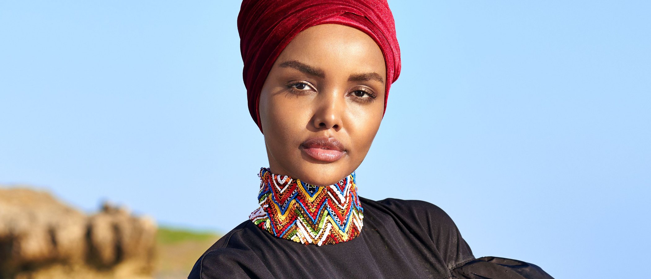 Halima Aden hace historia al ser la primera modelo que posa con burkini en Sports Illustrated