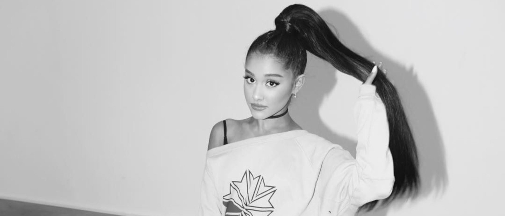 Ariana Grande se convierte en imagen de Givenchy al más puro estilo Audrey Hepburn