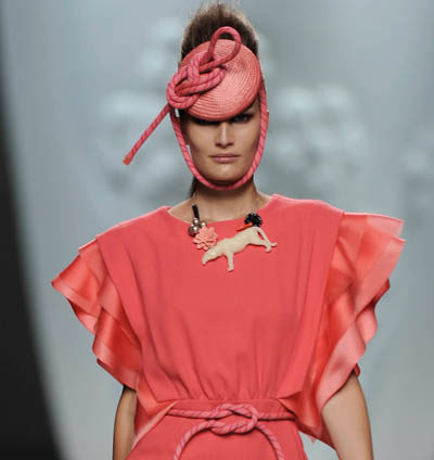 Ana Locking presenta su colección 'The Talk' en la Fashion Week Madrid con faldas de tubo y espardeñas de cuerda
