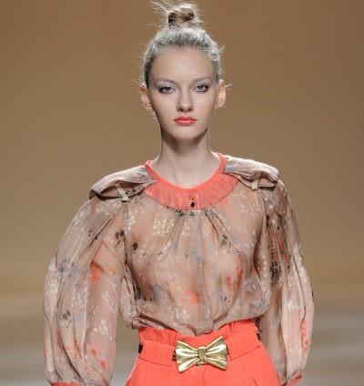 Ailanto apuesta por la blusa y lazos dorados en su colección primavera/verano 2013 presentada en la Fashion Week
