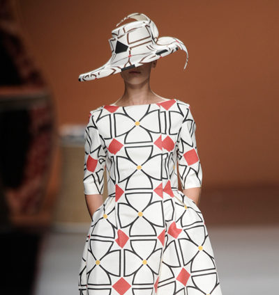 Llamativos tocados acompañan la colección primavera/verano 2013 de Ion Fiz