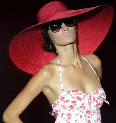 La pamela, accesorio fundamental en la colección más Pin Up de Guillermina Baeza