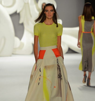 Carolina Herrera presenta a una mujer coqueta y muy femenina en la Semana de la Moda de Nueva York