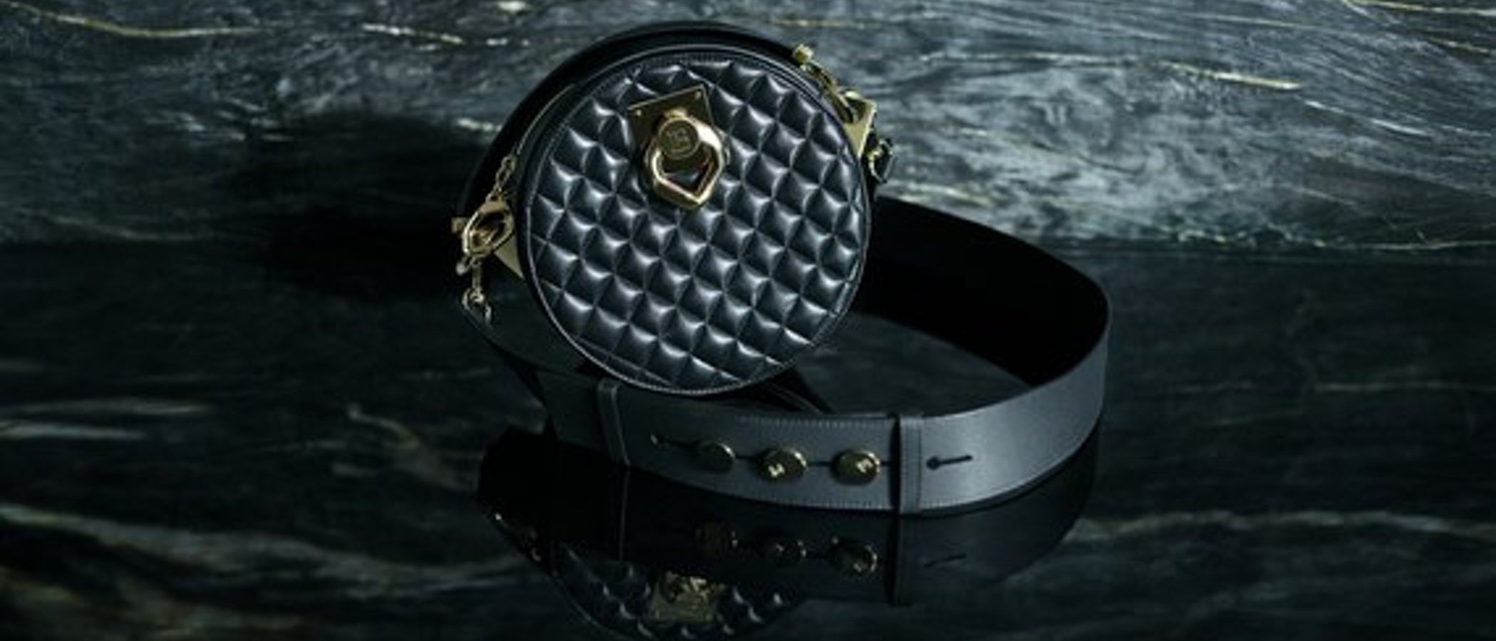 Cara Delevingne colabora con Balmain para crear los tres bolsos más rompedores