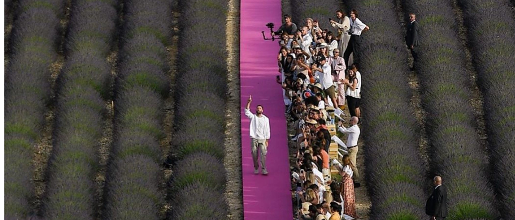 Jacquemus celebra el desfile de su 10 aniversario en su tierra natal y en un escenario puramente Jacquemus