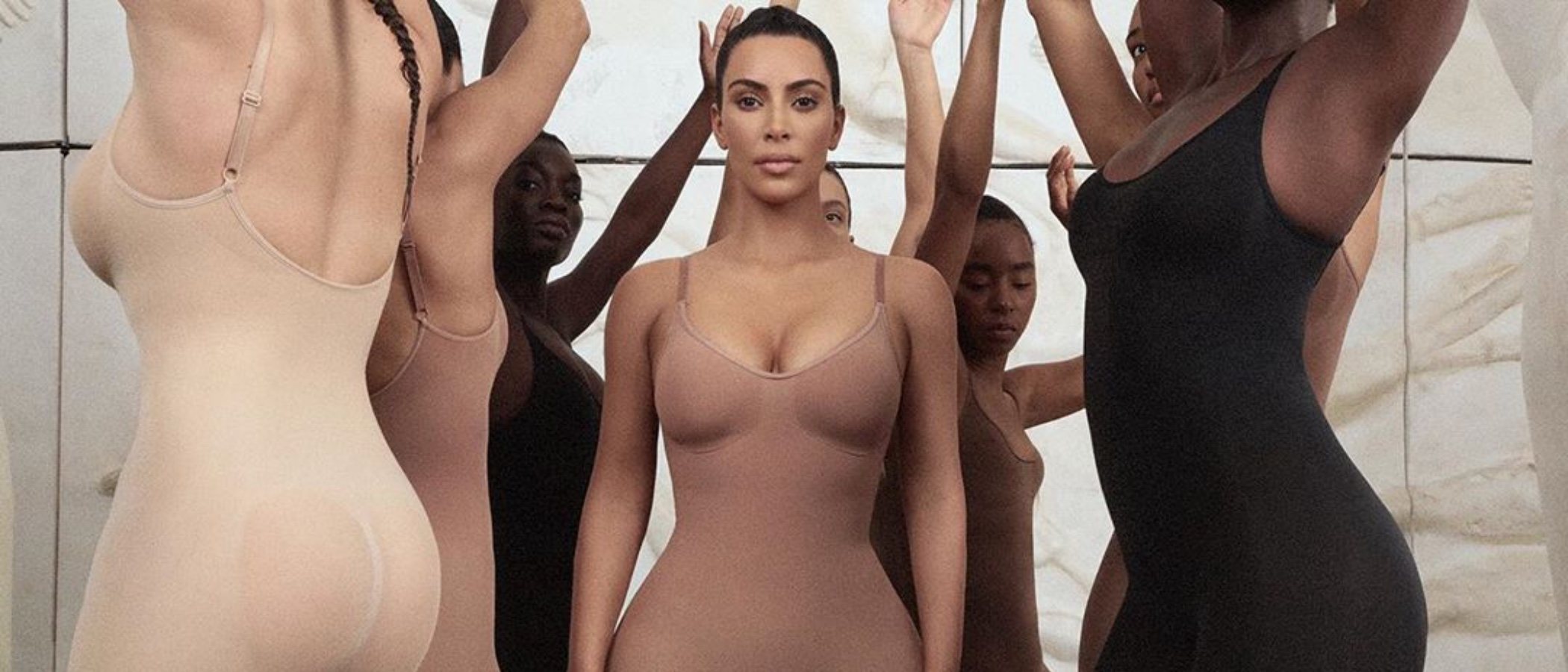 Kim Kardashian lanza una colección de fajas y arde Instagram