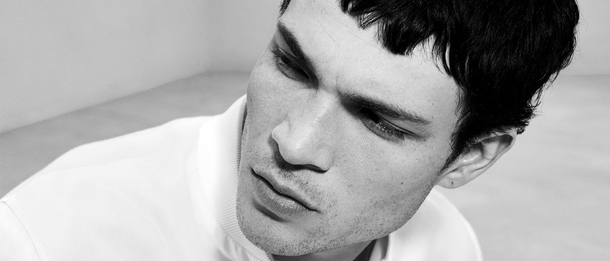 All white: la tendencia estrella de la nueva colección de Zara Man con el modelo Luka Isaac