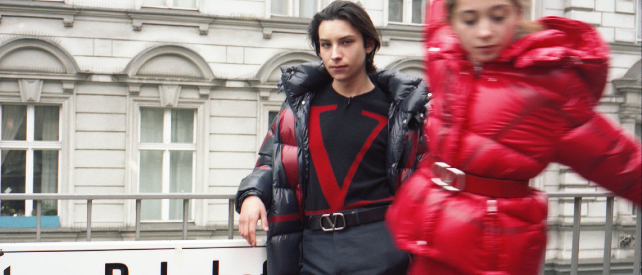Valentino lanza una colección cápsula junto a Moncler y sus famosos abrigos acolchados
