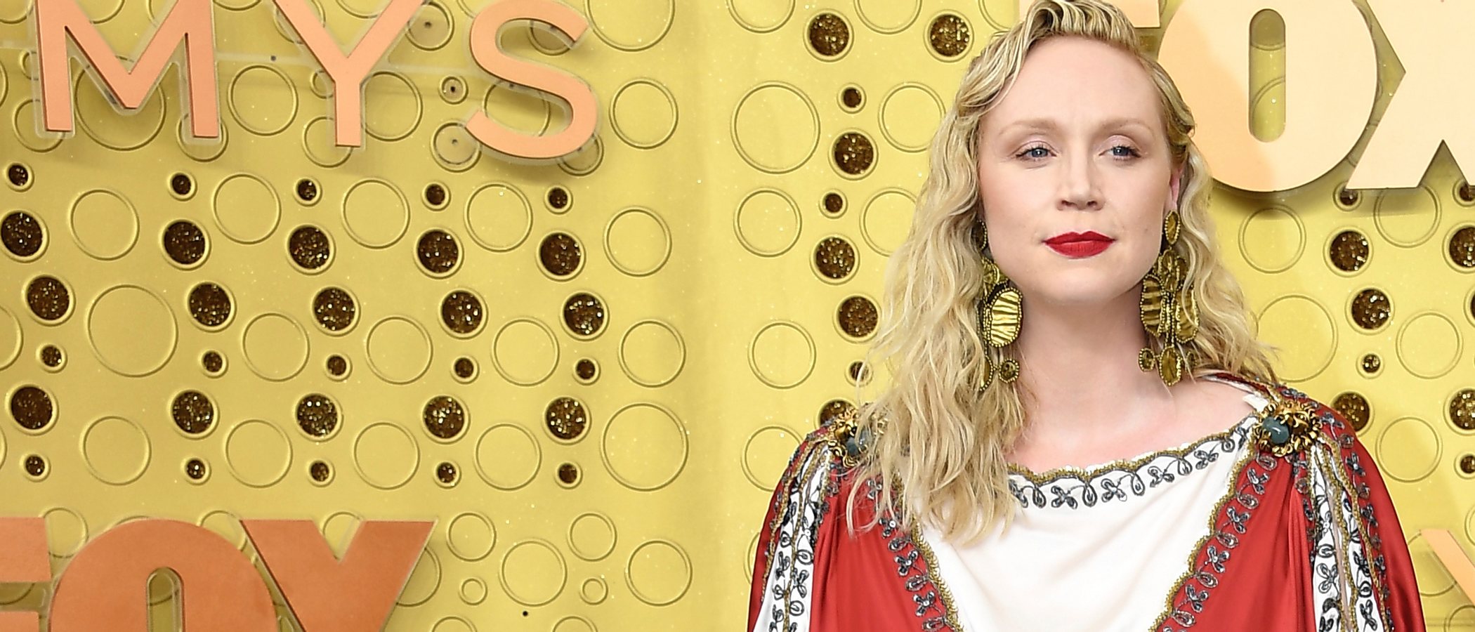 Gwendoline Christie emulando a Jesucristo, entre las peor vestidas de los premios Emmy 2019