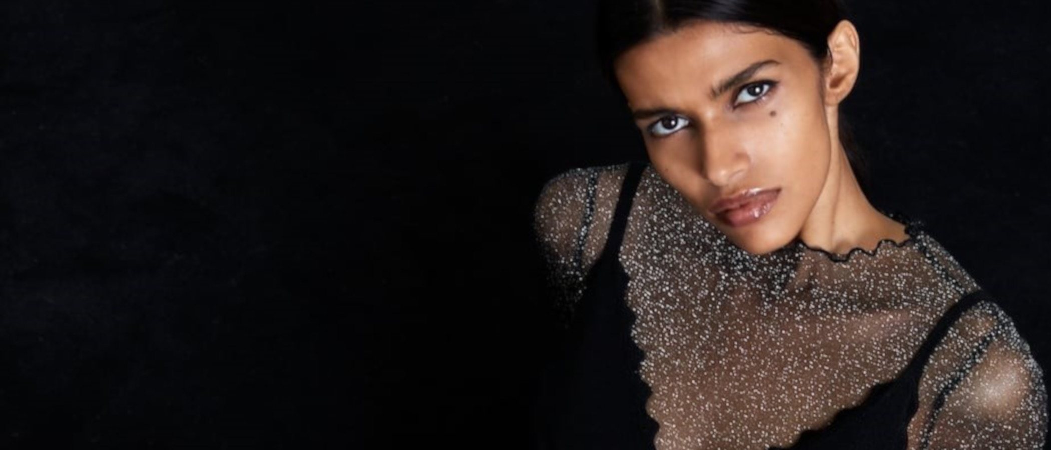 Zara se rinde a las lentejuelas y transparencias en su nueva colección de fiesta