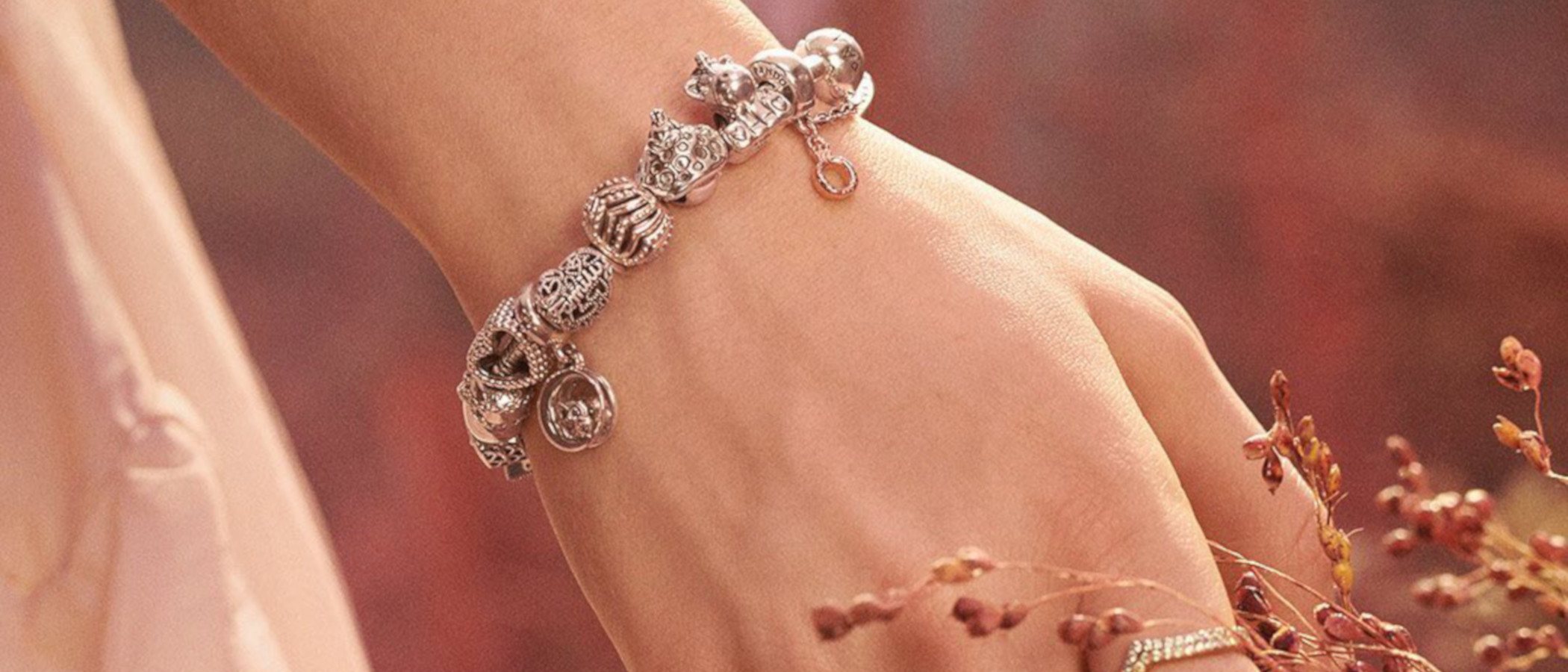 Los cuentos mágicos se cuelan en la colección otoño 2019 de Pandora
