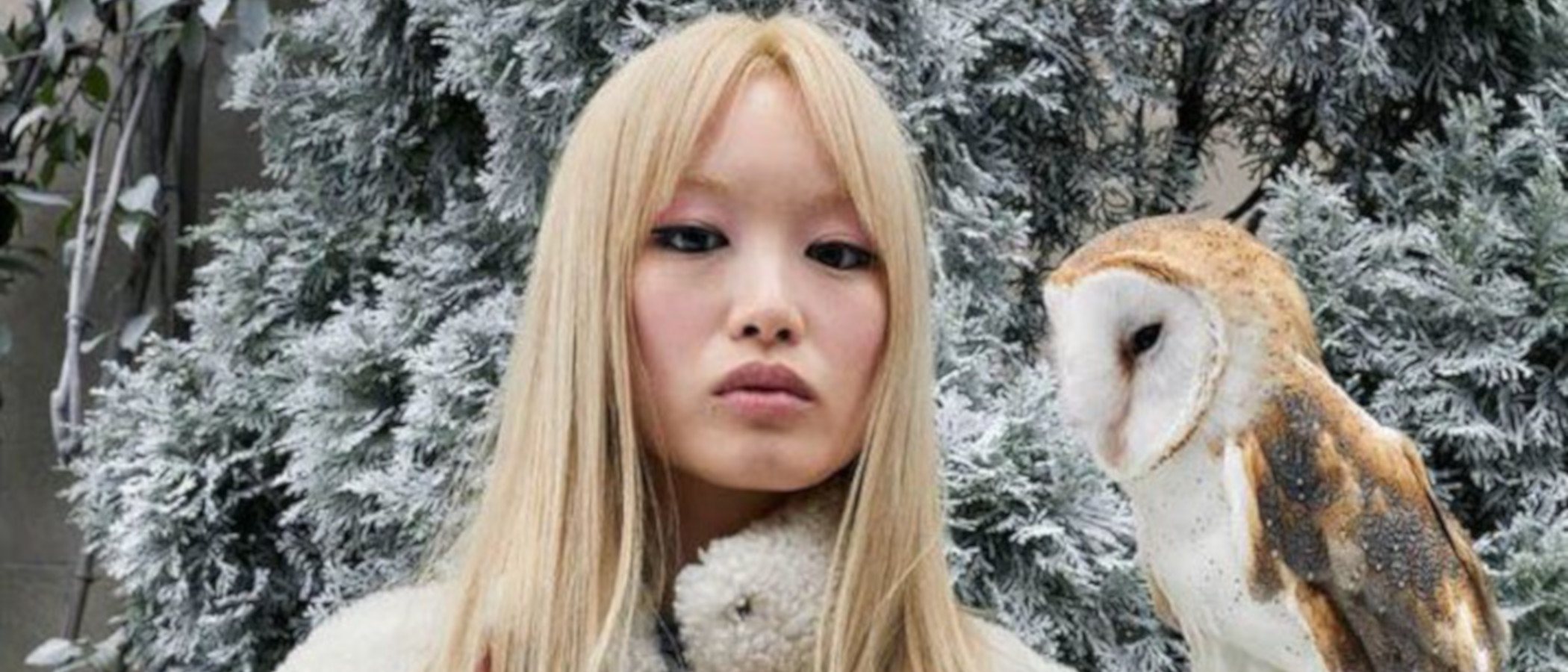 Kate Moss presenta la colección 'Holliday' de Coach en una estampa de lo más navideña