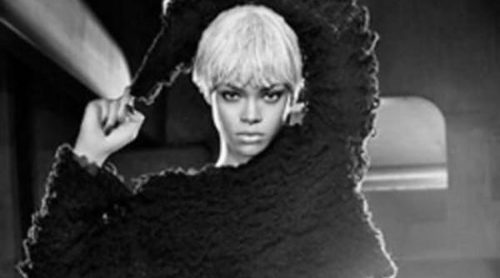 Una irreconocible Rihanna protagoniza la última campaña de Armani Jeans