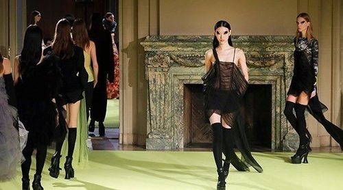 Siluetas deconstruidas y diferentes: así fue el extravagante desfile de Vera Wang en Nueva York