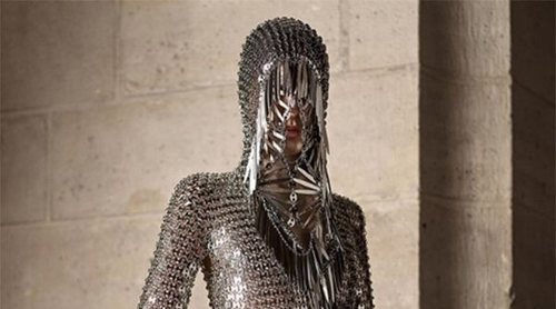 El futurismo monacal de Paco Rabanne conquista la Semana de la Moda de París