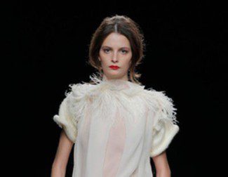 Ion Fiz propone el morado y los tonos neutros para el otoño/invierno 2013/2014 en Madrid Fashion Week
