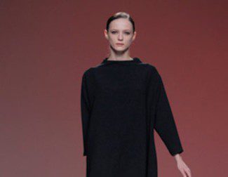 A.A. de Amaya Arzuaga presenta un otoño/invierno 2013/2014 en negro, rojo, verde esmeralda y beig en Madrid Fashion Week