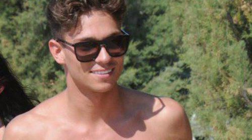 Joey Essex, de 'The Only Way is Essex', se recupera de su ruptura con Sam Faiers en las playas de Ibiza