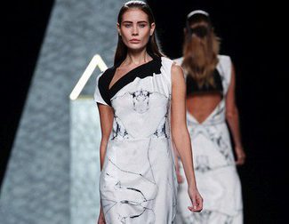 Ana Locking abre su colección primavera/verano 2014 con vestidos de estampado print estilo mármol en Madrid Fashion Week